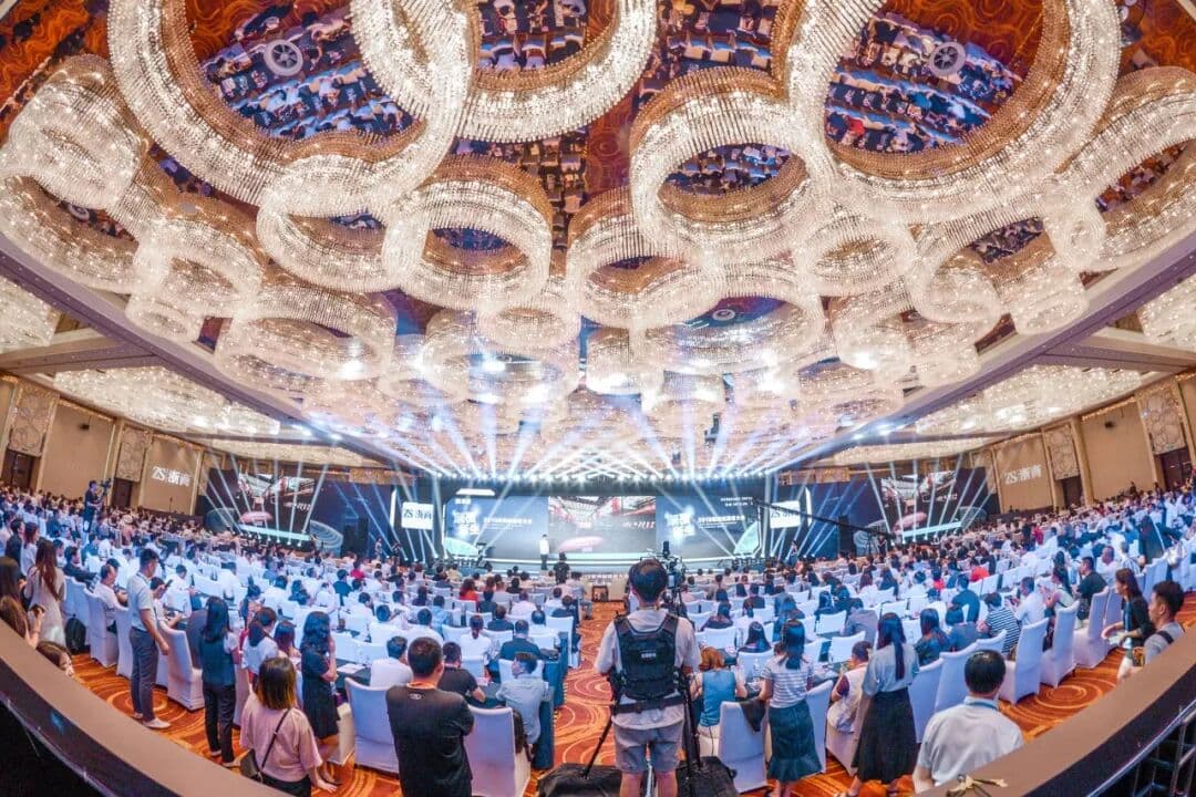 “颠覆新生”2019浙商破壁者大会 峰会/论坛现场主图